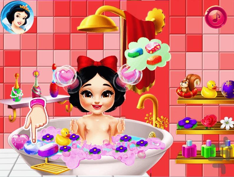Take care of the little snow white - Gameplay image of android game