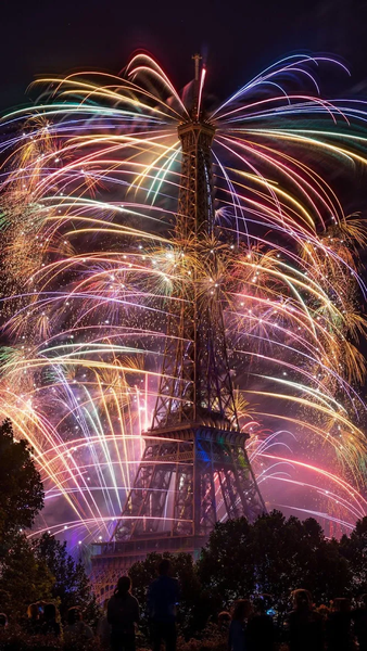 Fireworks Tower Live Wallpaper - Image screenshot of android app