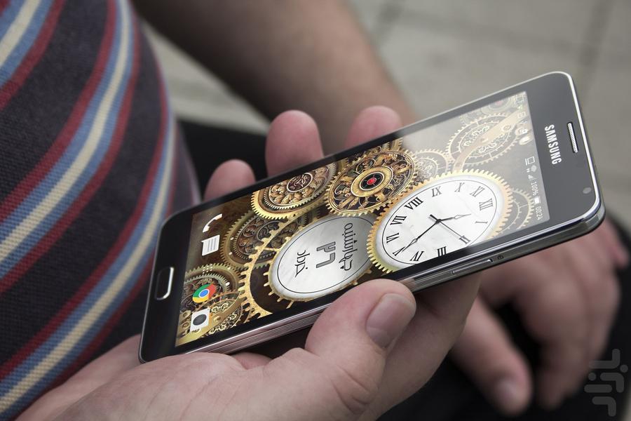 golden clock wallpaper - Image screenshot of android app